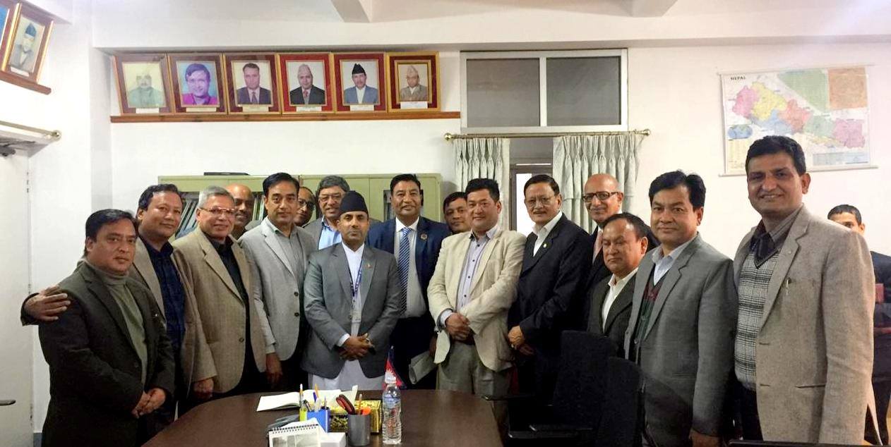 अर्थ सचिव ढुङ्गाना र चेम्बर पदाधिकारी बीच भेट