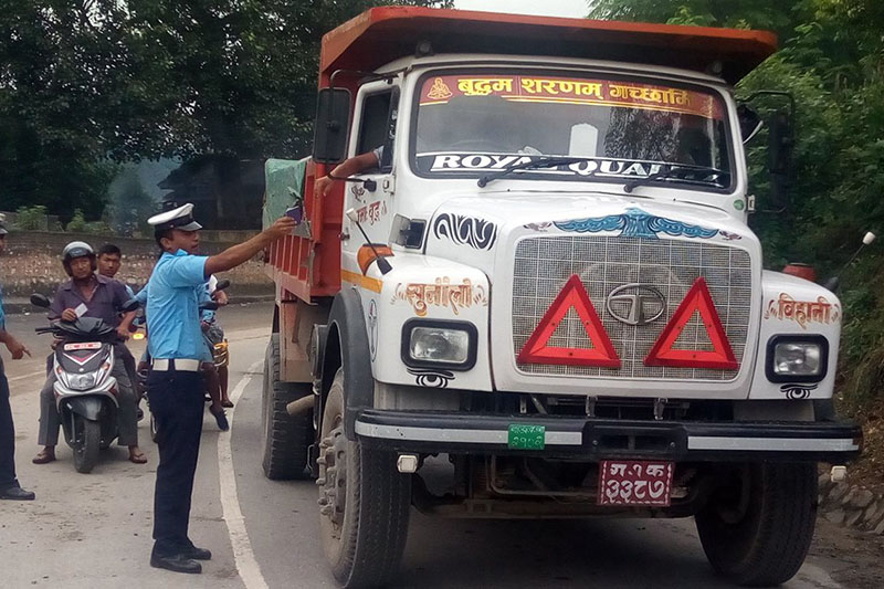 बडादशैंमा काभ्रेमा १० दिन टिपर सञ्चालनमा रोक