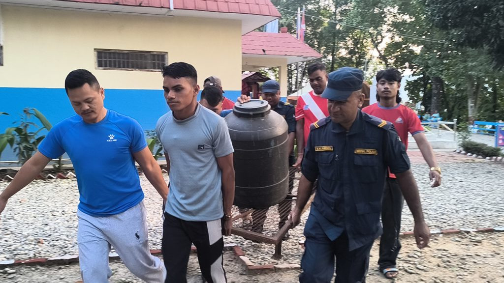 बाढीपीडित विस्थापित बस्तीमा विषाक्त मदिराको जोखिम, प्रहरीले बरामद गर्‍यो एक हजार लिटर